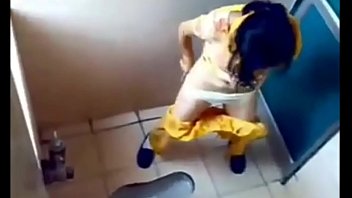 girl bathroom in obedient Si dilata il culo