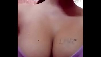 boobs touching girls in crowed indian La comparte con el que conocieron en internet