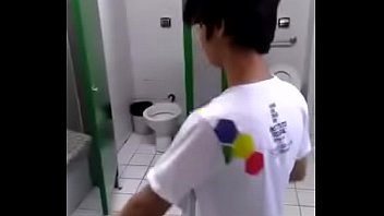 banheiro no camrra escondido Dve mlade i jebozovne lezbejke u akciji